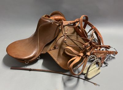une paire de chaussures et une autre paire de chaussures posées sur une table