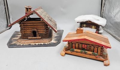 62 / B1 / Lot de trois chalets en bois, le petit en fo…