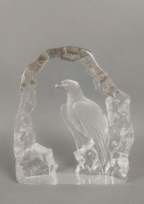 figurine en cristal représentant un aigle perché sur un rocher