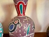 trois vases posés sur une étagère dans une pièce
