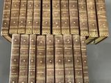 six livres anciens empilés les uns sur les autres sur une table
