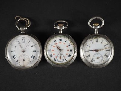 trois montres de poche en argent comportant des chiffres romains