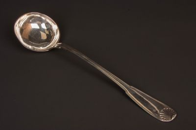 Louche en argent, modèle coquille