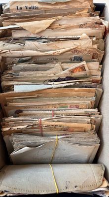 une grande boîte remplie de vieux journaux et d'autres papiers