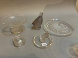 beaucoup d'objets en verre qui se trouvent sur la table