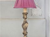 une lampe surmontée d'un abat-jour rose