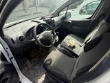l'intérieur d'une voiture avec la porte ouverte et le siège du conducteur abaissé