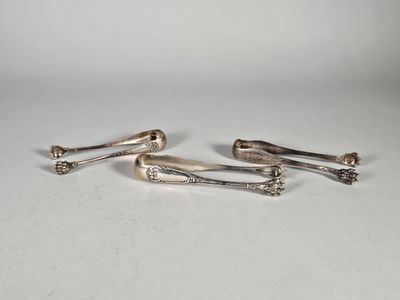 trois cuillères en argent posées sur une surface blanche