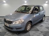 la petite voiture bleue est garée sur un carrelage à carreaux