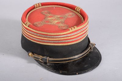 un chapeau rouge et noir sur un fond blanc