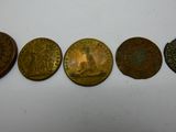 cinq types de pièces différents sont présentés en rangée
