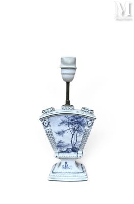 un vase bleu et blanc orné d'un arbre