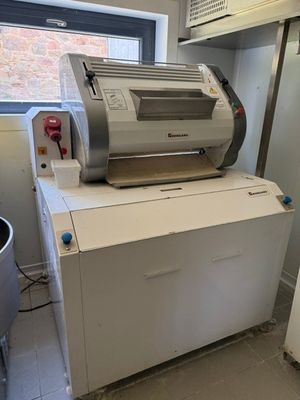 une machine posée sur une boîte