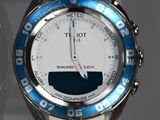 un gros plan d'une montre-bracelet avec un bracelet blanc et bleu