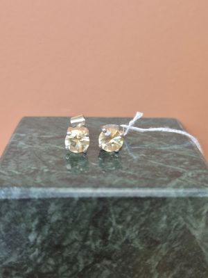 une paire de boucles d'oreilles posées sur un bloc de marbre