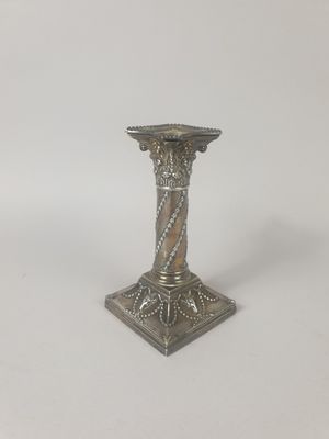 bougeoir plaqué argent sur fond blanc, avec un fond blanc