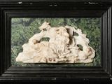 une photo représentant la statue d'un homme et d'un chien