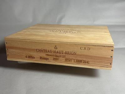 gros plan d'une boîte en bois portant une étiquette