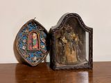 deux figurines miniatures posées l'une à côté de l'autre sur une table