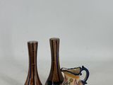deux vases posés l'un à côté de l'autre sur une surface blanche