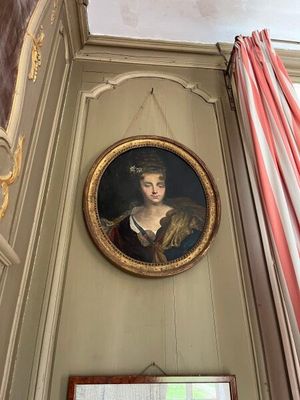 un tableau représentant une femme en robe, accroché au mur