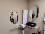 une salle de bain avec un lavabo, un miroir et des toilettes