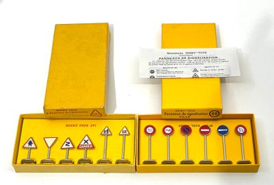 DINKY TOYS France. Ensemble de 6 panneaux de signalisation.