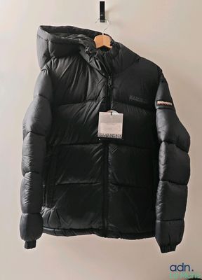 la veste est suspendue à un cintre sur le mur