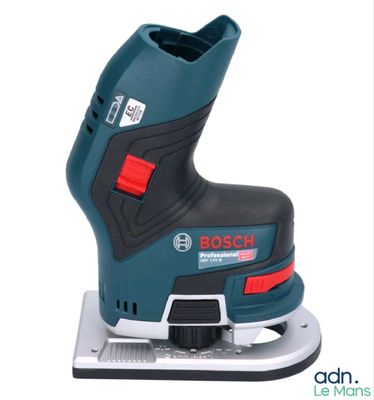 un gros plan d'une ponceuse orbitale Bosch sur une surface blanche