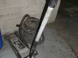 une petite machine qui se trouve dans une pièce