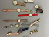 de nombreux modèles de montres exposés sur une table