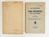 Deux livres sont posés sur une surface blanche ; l'un est ouvert et l'autre est fermé.