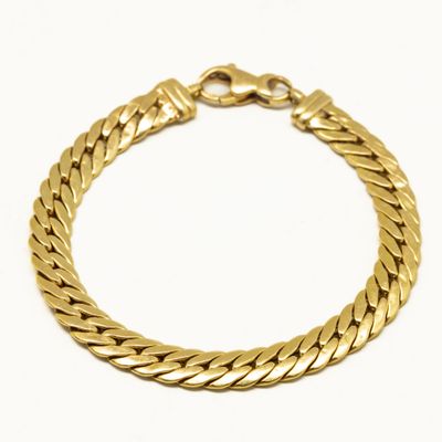 un bracelet en or sur fond blanc