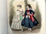 un livre ouvert sur lequel figure un dessin représentant deux femmes en robe