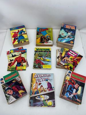 une pile de bandes dessinées posée sur une table blanche