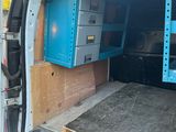 à l'arrière d'une camionnette, les portes ouvertes et le plancher à l'arrière