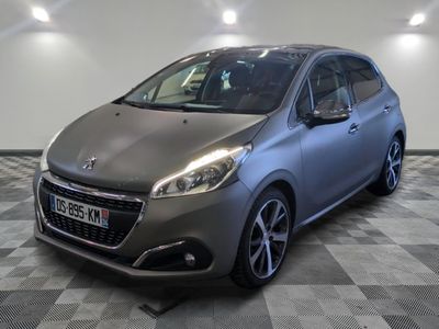 la voiture grise est garée sur un sol en damier dans le garage