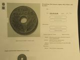 une personne tenant un morceau de papier sur lequel repose une pièce de monnaie