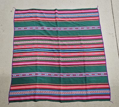 Châle péruvien en laine tissé à décor de bandes horizontales…
