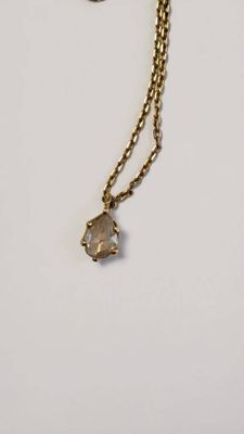 gros plan d'un collier sur une surface blanche