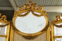 Un paravent orné de miroirs, de bois doré et de broderies, d… (photo 5)