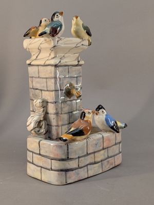 beaucoup d'oiseaux perchés au sommet d'une tour en briques