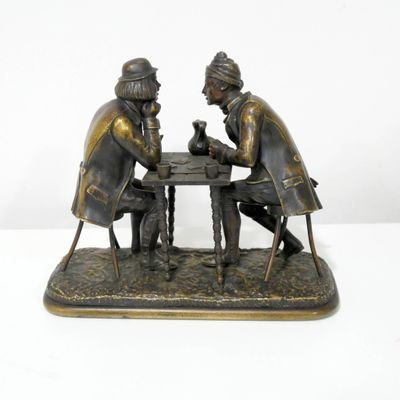 figurine en bronze représentant deux hommes assis à une table en train de jouer aux cartes