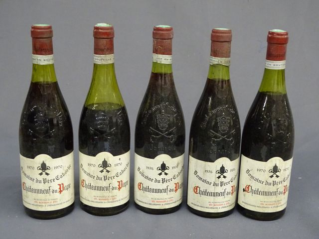 CHATEAUNEUF DU PAPE, LE PERE CABOCHE, 3 bouteilles de 1970 et 2 b...