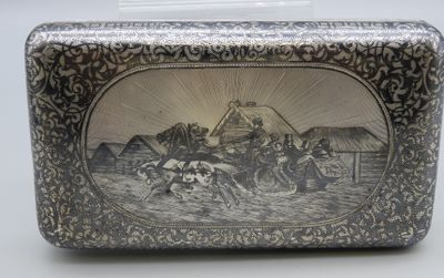une boîte en argent sur laquelle figurent des chevaux et des personnes