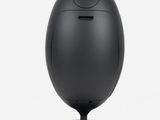 un objet noir en forme d'œuf posé sur un socle noir