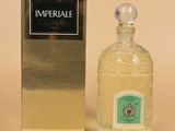 une image représentant un flacon d'eau de Cologne « Imperial » à côté d'une boîte