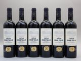 six bouteilles de vin rouge sont alignées