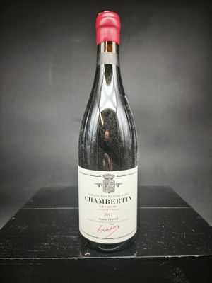 une bouteille de vin posée sur une table