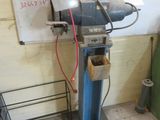 une machine posée sur un chariot dans une pièce
